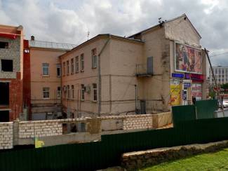 Помнік архітэктуры ў цэнтры Віцебску агароджваюць бэтонным мурам