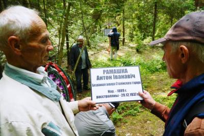 Віцебскія актывісты ўшанавалі памяць старшыні калгасу, забітага ў лесе пад Хайсамі